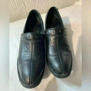 Born black leather split toe, studded, block heel ankle booties Size 8.5